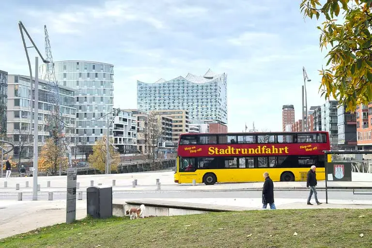 Bus in Hafencity Hintergrund Elbphilharmonie